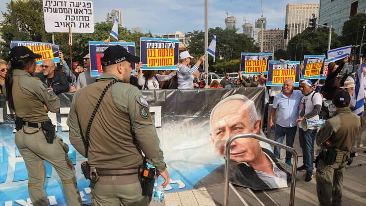 הפגנת תמיכה מחוץ לבית המשפט