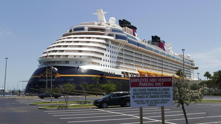 ספינת נופש של דיסני עוגנת במיאמי (צילום: AP/John Raoux) ספינת נופש של דיסני