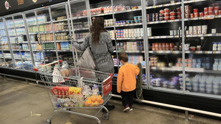 קניות בסופר (צילום: אלעד גרשגורן) קניות בסופר