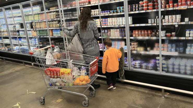 קניות בסופר (צילום: אלעד גרשגורן) קניות בסופר