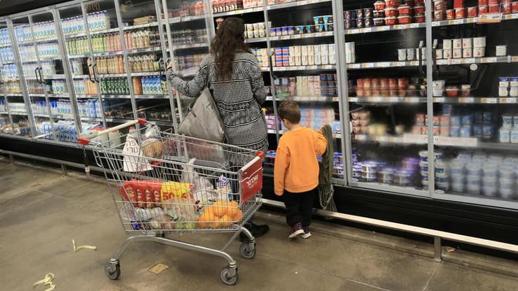 קניות בסופר (צילום: אלעד גרשגורן) קניות בסופר