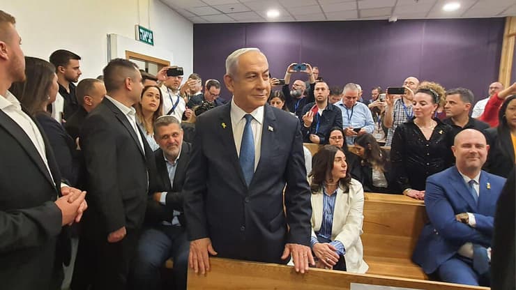 נתניהו בבית המשפט, אוחנה ורגב מימינו (צילום: ראובן קסטרו) רה"מ בנימין נתניהו נכנס לאולם הדיונים על מנת לתת עדות תיקי אלפים