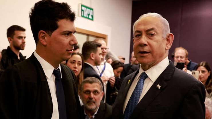 רה"מ בנימין נתניהו נכנס לאולם הדיונים על מנת לתת עדות תיקי אלפים