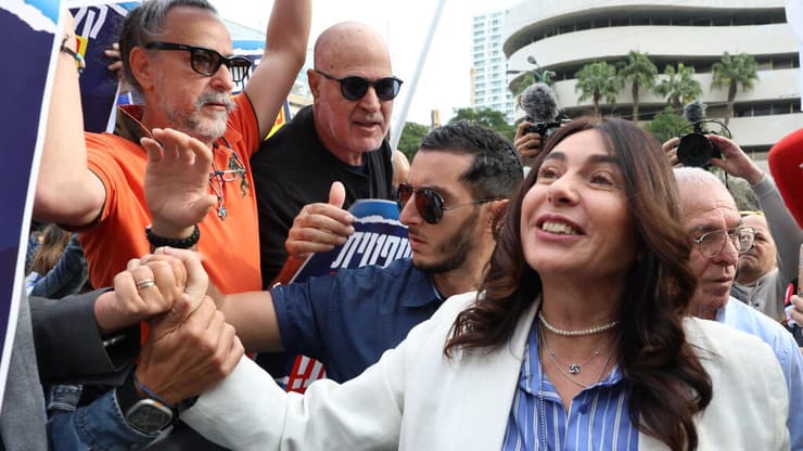 הפגנת תמיכה מחוץ לבית המשפט