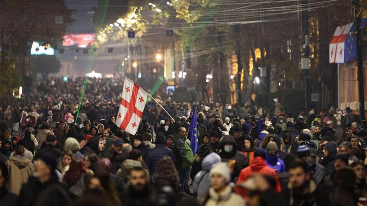 המחאות בגאורגיה, החודש (צילום: Giorgi Arjevanidze, AFP) רבבות המפגינים בטביליסי