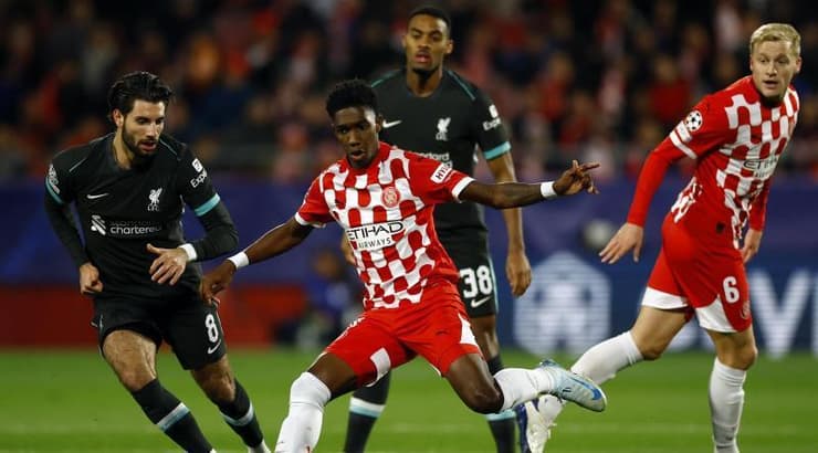 יאסר אספרייה בין שחקני ליברפול