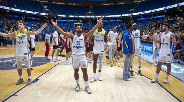 שחקני מכבי תל אביב חוגגים (רועי כפיר) שחקני מכבי תל אביב חוגגים