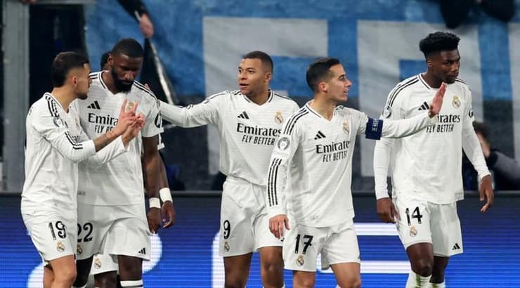 שחקני ריאל מדריד חוגגים עם קיליאן אמבפה