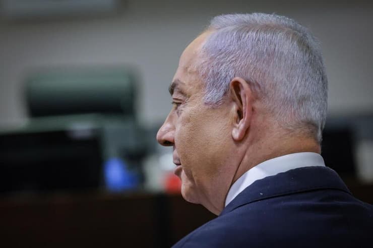 רה"מ בנימין נתניהו נכנס לאולם הדיונים על מנת לתת עדות תיקי אלפים (צילום: חיים גולדברג/פלאש90) רה"מ בנימין נתניהו נכנס לאולם הדיונים על מנת לתת עדות תיקי אלפים