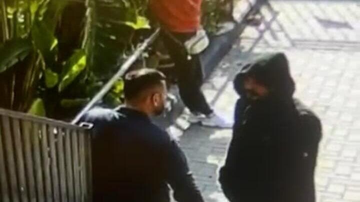 החשוד מימין מתווכח עם אחד מהשניים שדקר בכניסה לתחנה רגעי הדקירה בכרמיאל