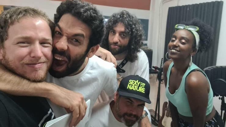 (מימין) עדן דרסו, טונה, די-ג׳יי מש, רביד פלוטניק ותומר גרשנמן. ג׳יגה ג׳וס באולפן (צילום: תומר גרשנמן) ג׳יגה ג׳וס באולפן
