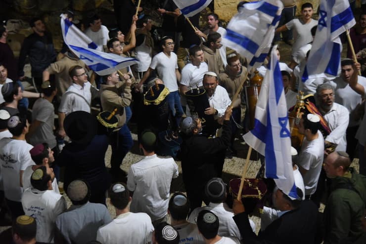 שירה וריקודים מחוץ למבנה הישיבה