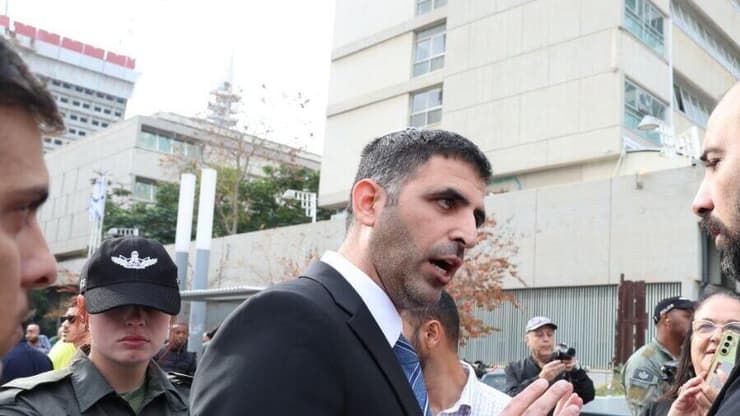 הפגנת תמיכה מחוץ לבית המשפט