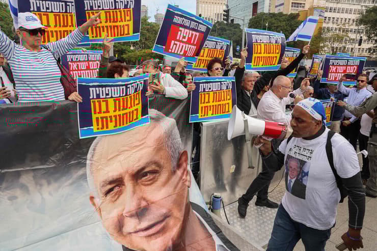 הפגנת תמיכה מחוץ לבית המשפט