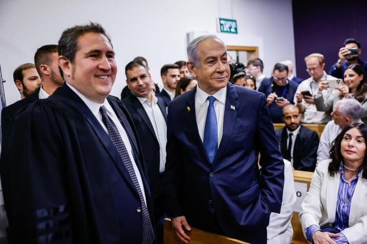 רה"מ בנימין נתניהו נכנס לאולם בית המשפט (צילום: חיים גולדברג/פלאש90) רה"מ בנימין נתניהו נכנס לאולם הדיונים על מנת לתת עדות תיקי אלפים