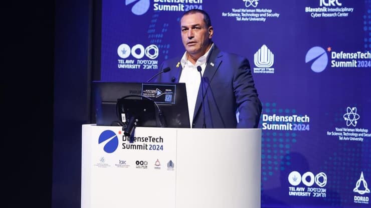 אייל זמיר בכנס של מפא"ת (דרור סיתהכל, לנס הפקות) אייל זמיר בכנס של מפא"ת