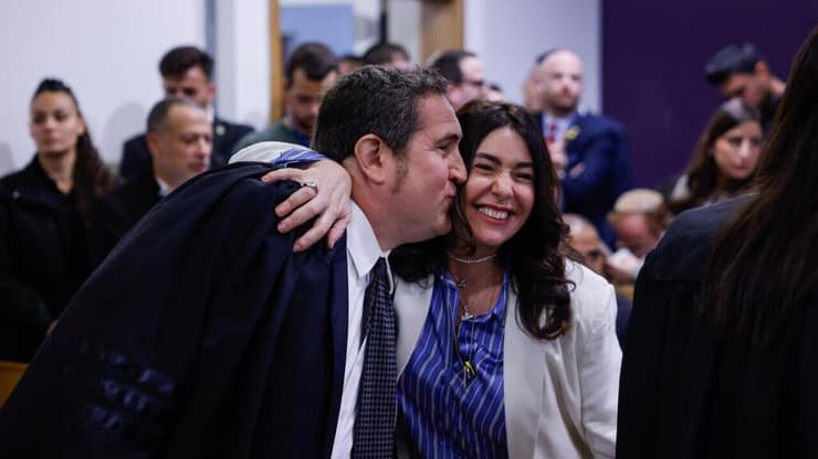 רה"מ בנימין נתניהו נכנס לאולם הדיונים על מנת לתת עדות תיקי אלפים