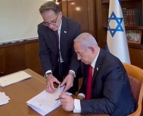 הסרטון אותו הקרין נתניהו בעדותו - חתימה על מסמכים שמביא לו הרל"ש שלו, צחי ברוורמן