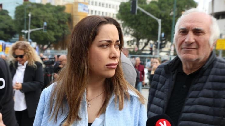 הפגנת תמיכה מחוץ לבית המשפט