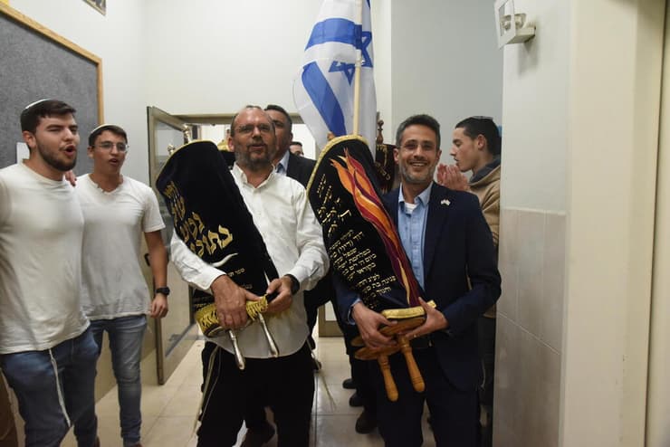 גם ראש העיר קריית שמונה (מימין) השתתף בחגיגות