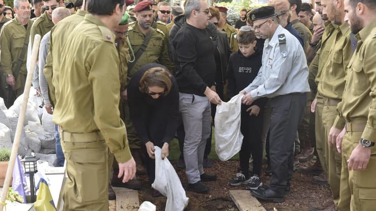  הלווייתו של רס״ן במיל יבגני זינרשיין ז"ל בבית העלמין זכרון יעקב