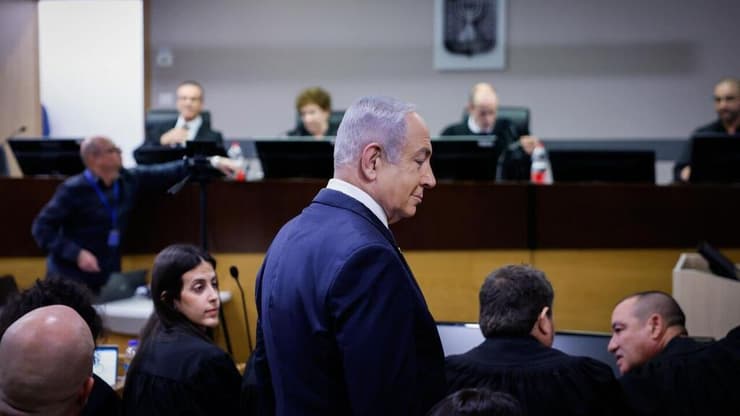 הדיון היום בוטל. נתניהו, וברקע הרכב השופטים (צילום: חיים גולדברג/פלאש90) רה"מ בנימין נתניהו נכנס לאולם הדיונים על מנת לתת עדות תיקי אלפים