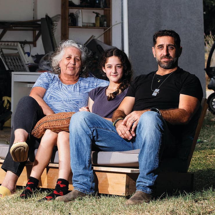 “איש ענק עם לב עשוי סוכר". אמיר עידן, אחיו של גיא עידן ז"ל, בתו של גיא, אבישג, ואמו, רחל סלע (צילום: גיל נחושתן) yk14178726