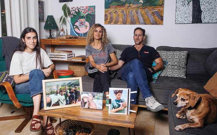 “לא הספקתי להתאבל". עמיר ושרון, הוריו של עידו בן צבי ז"ל וחברתו שירה צוקרמן (צילום: גיל נחושתן) yk14178734