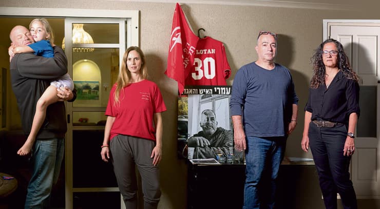 שתי דקות נסיעה מפרידות. מימין: תמי ובני בן בסט, הוריו של יותם בן בסט ז"ל, דפנה לוטן, רעייתו של עמרי לוטן ז"ל, אחיו הבכור יגאל, ובתו של עמרי, מיקה (צילום: יובל חן) yk14178858