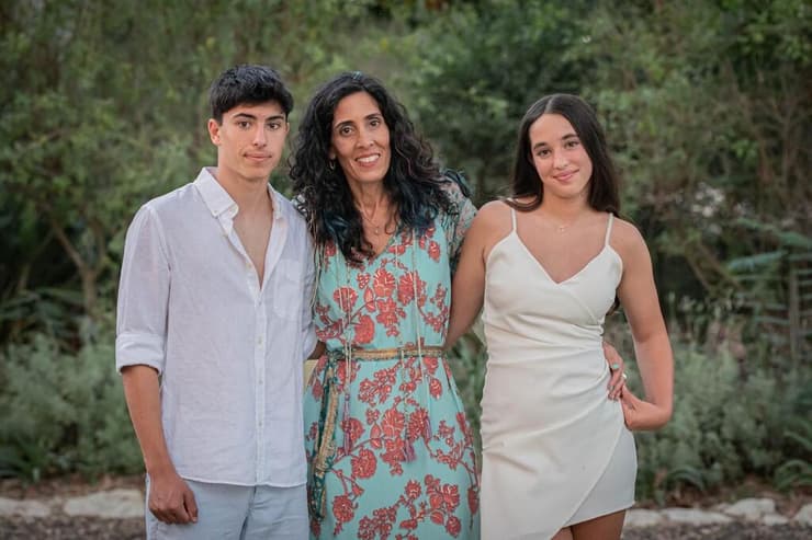 ראומה ערוסי טרשצ'נסקי עם בנה ליאור ז"ל וביתה גלי