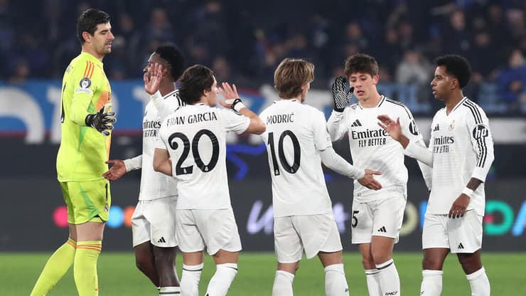 שחקני ריאל מדריד חוגגים (Marco Luzzani/Getty Images) שחקני ריאל מדריד חוגגים