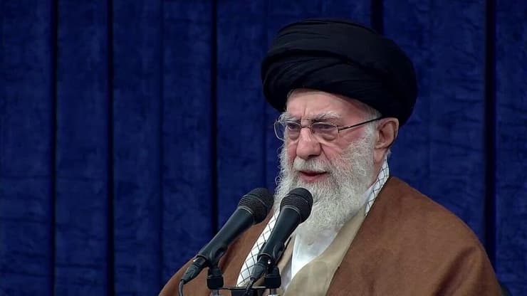 עלי חמינאי, מנהיגה העליון של איראן, בנאום: "אין ספק שמה שהתרחש בסוריה תוכנן בחדר הפיקוד האמריקני והישראלי"