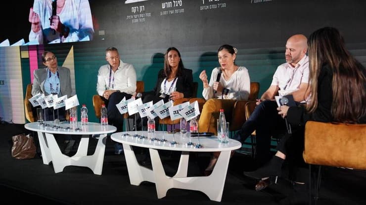 פאנל התחדשות עירונית. רון רקח (מימין), סיגי בארי, סיגל חורש, נועם גרייף ורותי שוורץ חנוך