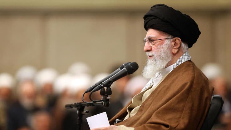 עלי חמינאי, מנהיגה העליון של איראן, בנאום: "אין ספק שמה שהתרחש בסוריה תוכנן בחדר הפיקוד האמריקני והישראלי"