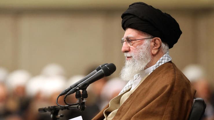 עלי חמינאי, מנהיגה העליון של איראן, בנאום: "אין ספק שמה שהתרחש בסוריה תוכנן בחדר הפיקוד האמריקני והישראלי"