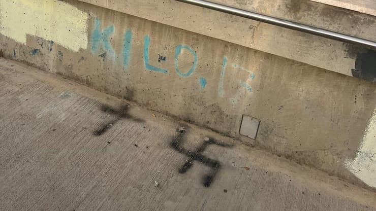 צלבי קרס שצוירו על גשר הנובה בפתח תקווה