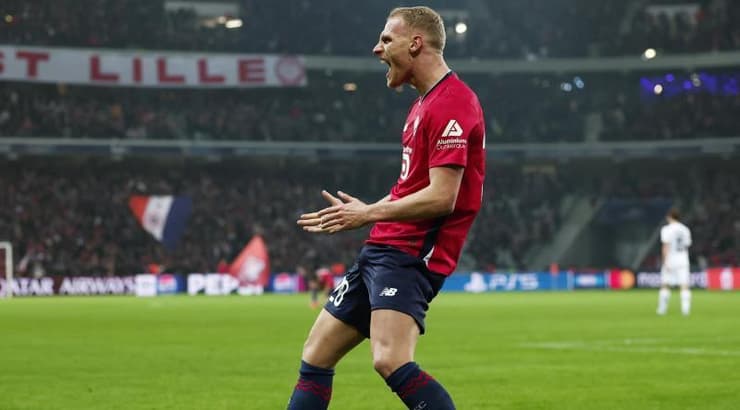 מיטשל באקר חוגג (רויטרס) מיטשל באקר חוגג