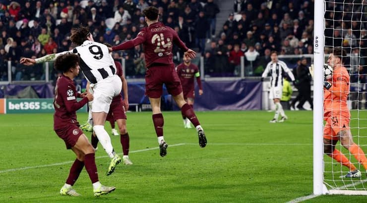 דושאן ולאחוביץ' נוגח (רויטרס) דושאן ולאחוביץ' נוגח