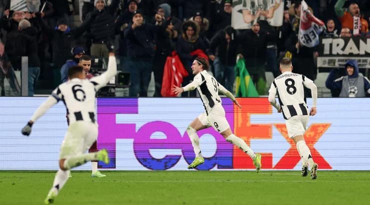 דושאן ולאחוביץ' רץ לחגוג (רויטרס) דושאן ולאחוביץ' רץ לחגוג