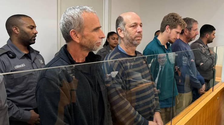 החשודים בדיון הארכת המעצר (צילום: איתן גליקמן ) הארכת מעצרם של 4 החשודים בזריקת נורים לעבר בית ראש הממשלה