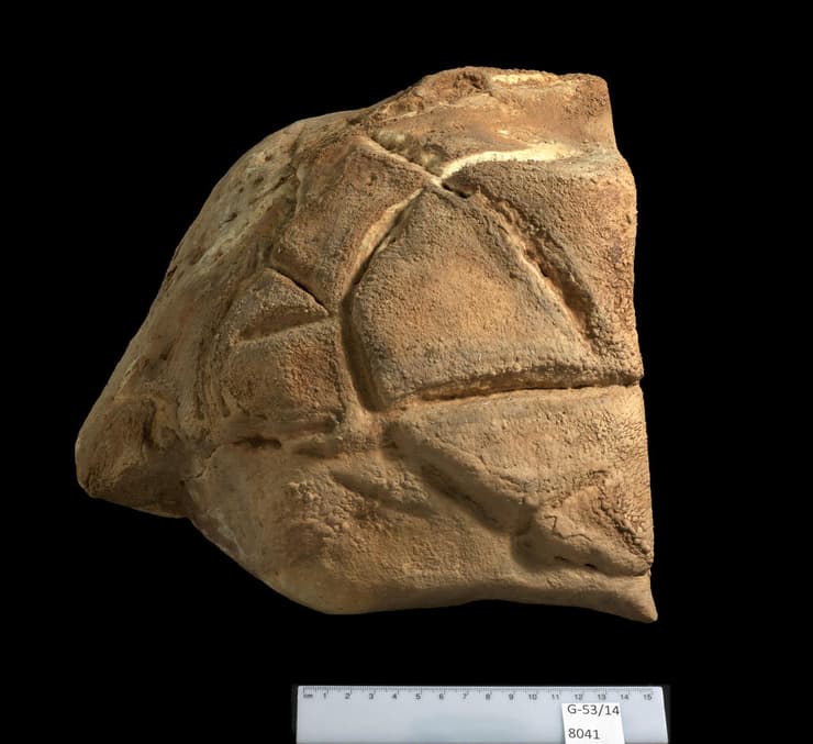 סלע בצורת שריון צב עם חריטות גיאומטריות