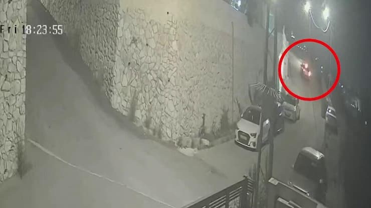 השלכת הרימון (צילום: דוברות המשטרה ) תיעוד מהשלכת הרימון לעבר ביתו של איש העסקים