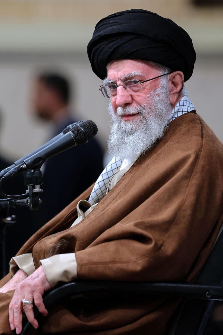 עלי חמינאי, מנהיגה העליון של איראן, בנאום: "אין ספק שמה שהתרחש בסוריה תוכנן בחדר הפיקוד האמריקני והישראלי"