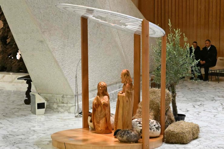 ותיקן אפיפיור פרנסיסקוס תפילה מול בובת ישו ב אבוס עם כאפייה פלסטינית