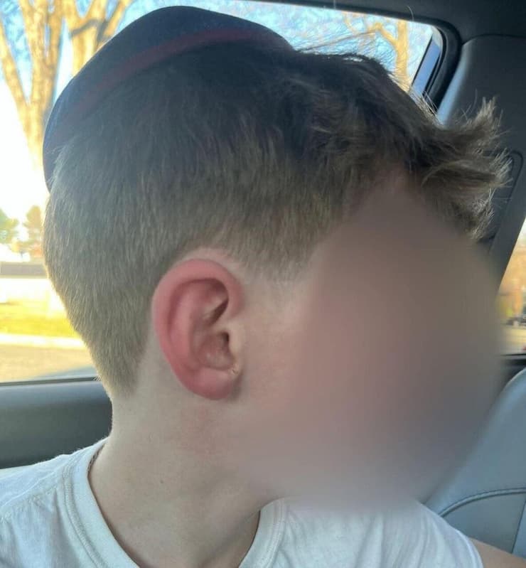 הילד ואמו עזבו במהירות את המספרה