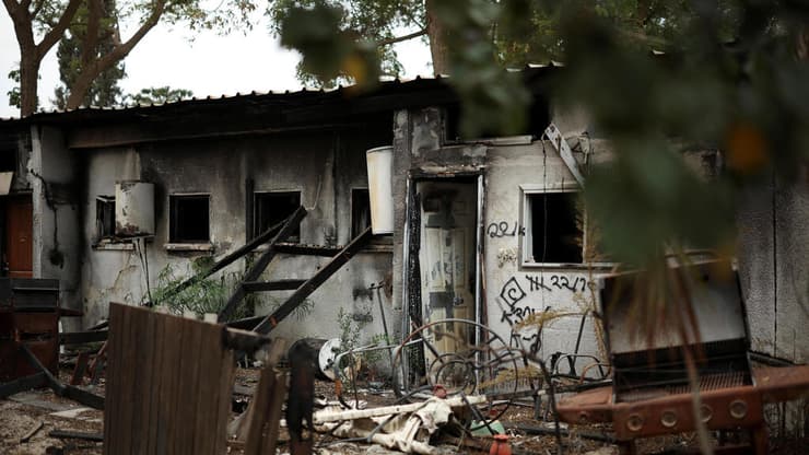 מזכיר את השואה. בית בקיבוץ ניר עוז אחרי טבח 7 באוקטובר (צילום:REUTERS/Stoyan Nenov) טקס פרידה והריסה שמסמל את תחילת ההקמה מחדש של קיבוץ ניר עוז