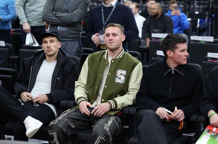 דניאל פרץ צופה במשחקה של מכבי ת"א נגד באיירן מינכן (צילום: ספי מגריזו, מכבי ת"א) דניאל פרץ במשחקה של מכבי ת"א נגד באיירן מינכן