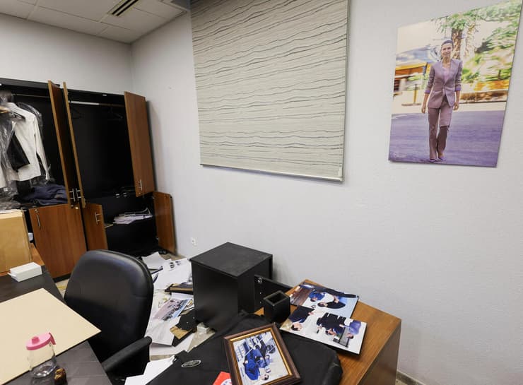 אחד המשרדים בארמון (צילום: REUTERS/Amr Abdallah Dalsh) מזכרות של בשאר אסד בארמון דמשק סוריה