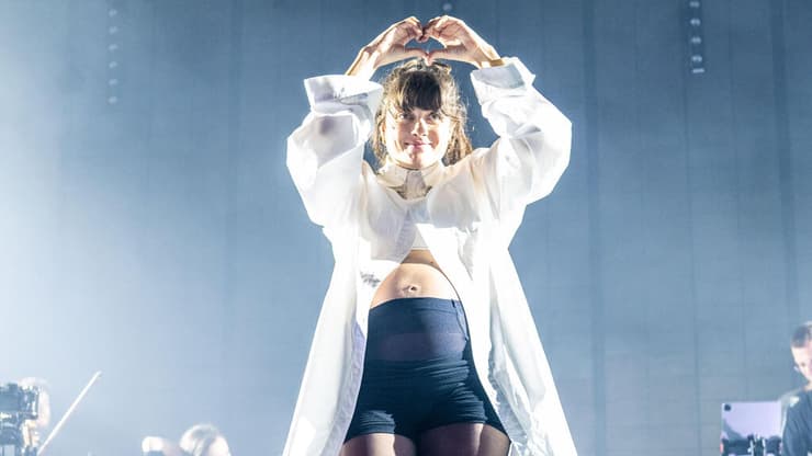 התקשורת החמה בין ארז לקהל מתדלקת את האנרגיה באולם. נגה ארז בבארבי (צילום: ליאור כתר ) נגה ארז בבארבי