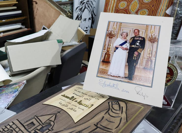 תמונה חתומה של המלכה אליזבת והנסיך פיליפ בארמון הנשיאות בדמשק (צילום: REUTERS/Amr Abdallah Dalsh) תמונה חתומה של המלכה אליזבת והנסיך פיליפ מזכרות של בשאר אסד בארמון ב דמשק סוריה